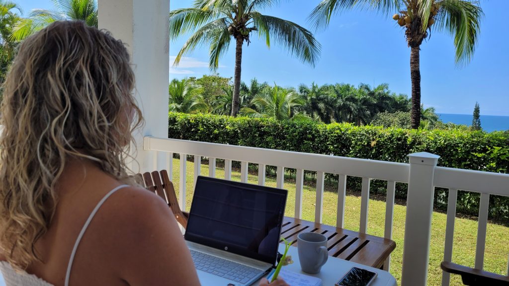 Claudia Raymond lors d'une séance d'orthopédagogie en ligne à partir du Costa Rica