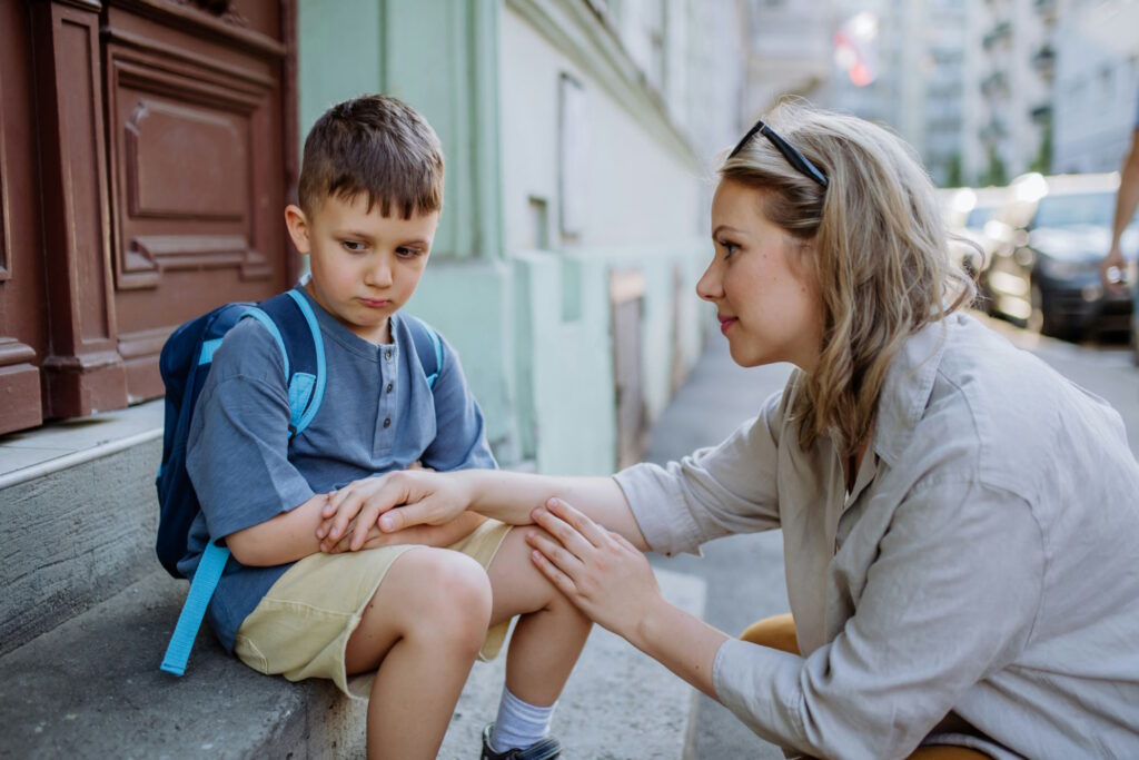 Maman discutant avec son enfant qui vit des difficultés scolaires