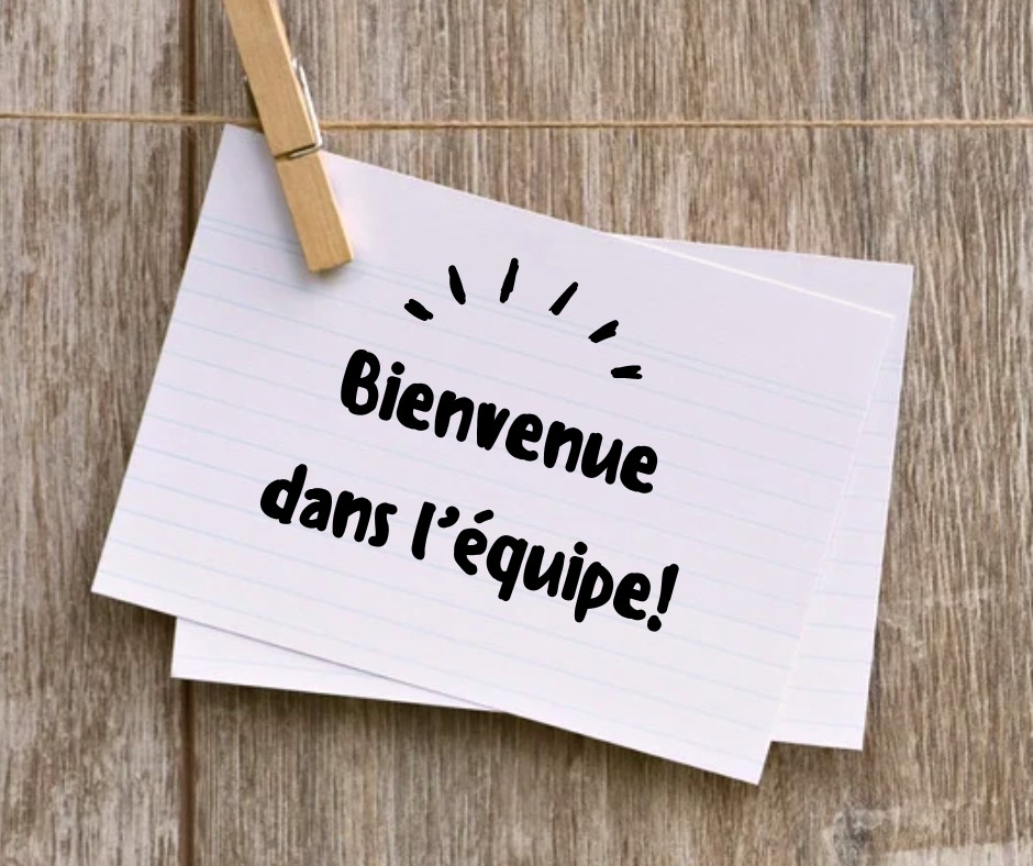 Carton accroché à une corde avec une épingle, souhaitant la bienvenue dans l'équipe