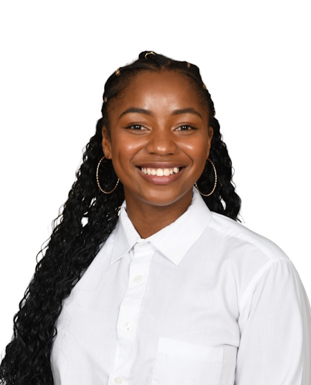 Johane, orthopédagogue souriante, spécialisée en accompagnement des adolescents et confiance en soi